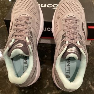 Saucony Omni 19, size 9 W